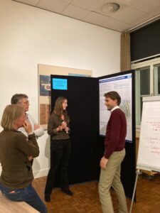 Deelnemers werkplaats met elkaar in gesprek voor poster